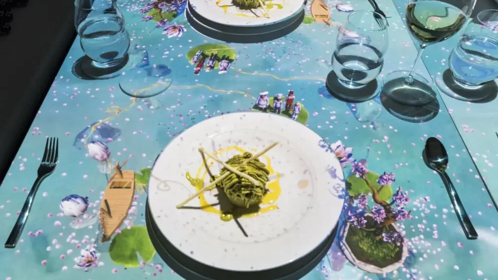 Le Petit Chef projection mapping on restaurant table