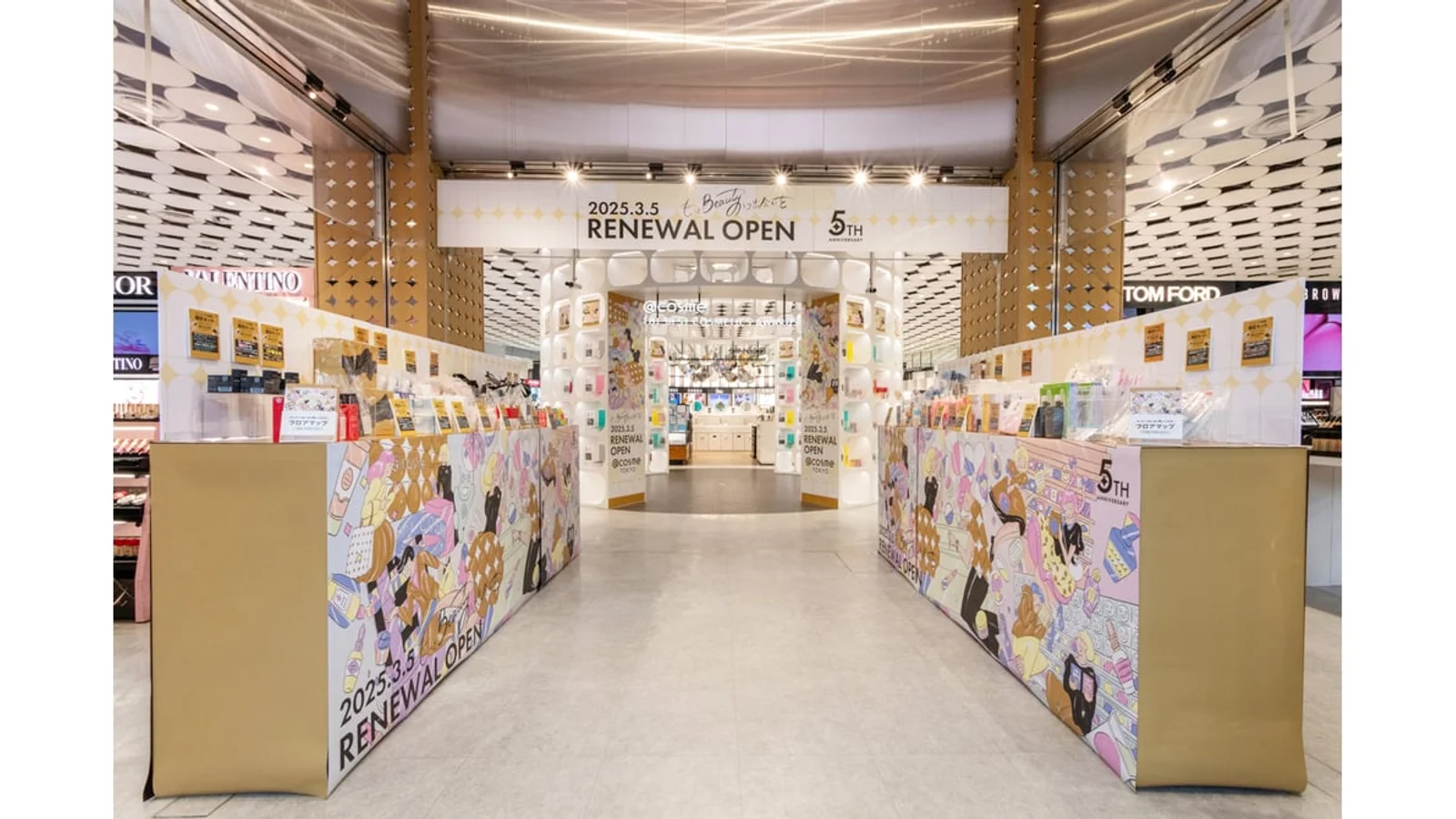 @cosme TOKYO 原宿店の店内。リニューアルオープン時の売り場とブランド展示什器