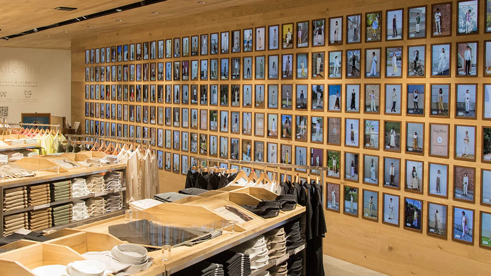 ユニクロ原宿店 StyleHint 原宿。壁一面に並ぶ240台のディスプレイがユーザー投稿のコーディネート写真を表示する